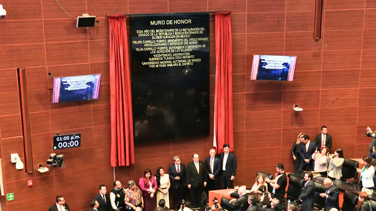 lema de la unam en el muro de honor del senado